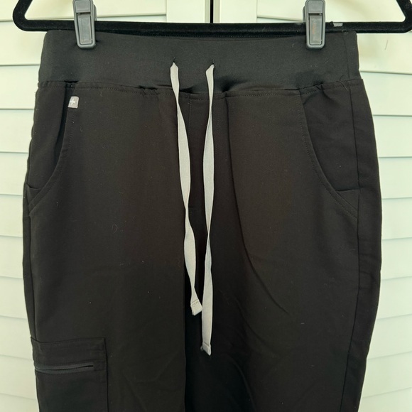 FIGS Women's Black Zamora™ High Waisted 2.0 - Jogger Scrub Pants Small Black - Picture 3 of 6